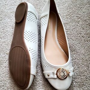 Tommy Hilfiger size 9.5 white flats, never worn
